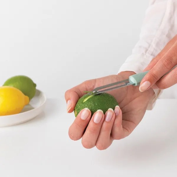 Peeler Brabantia Tasty+ Jade Green, cu mini razatoarea pentru coji de citrice 1001194