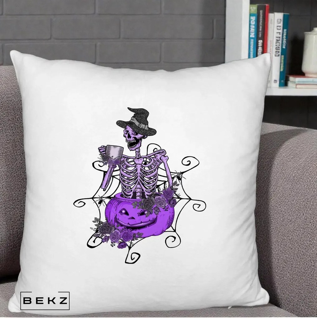 Perna Decorativa Schelet Vrajitor cu Dovleac Violet Halloween, 40x40 cm, Alb Pufos, Husa Detasabila, Perna Inclusa, BEKZ®