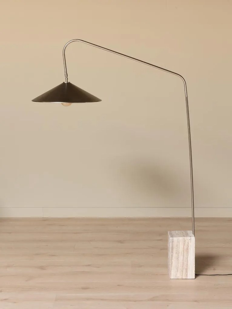 Lampă de podea din alamă antichizată cu bază pătrată din travertin, bej, 182 × 124 × 25 cm, „Kromis"