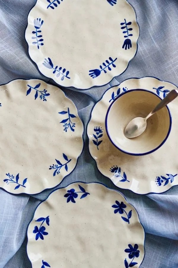 Set 4 farfurii din ceramică artizanală natur cu motive florale albastre pictate manual și margine albastră, 20,5×2 cm, "Eimy"