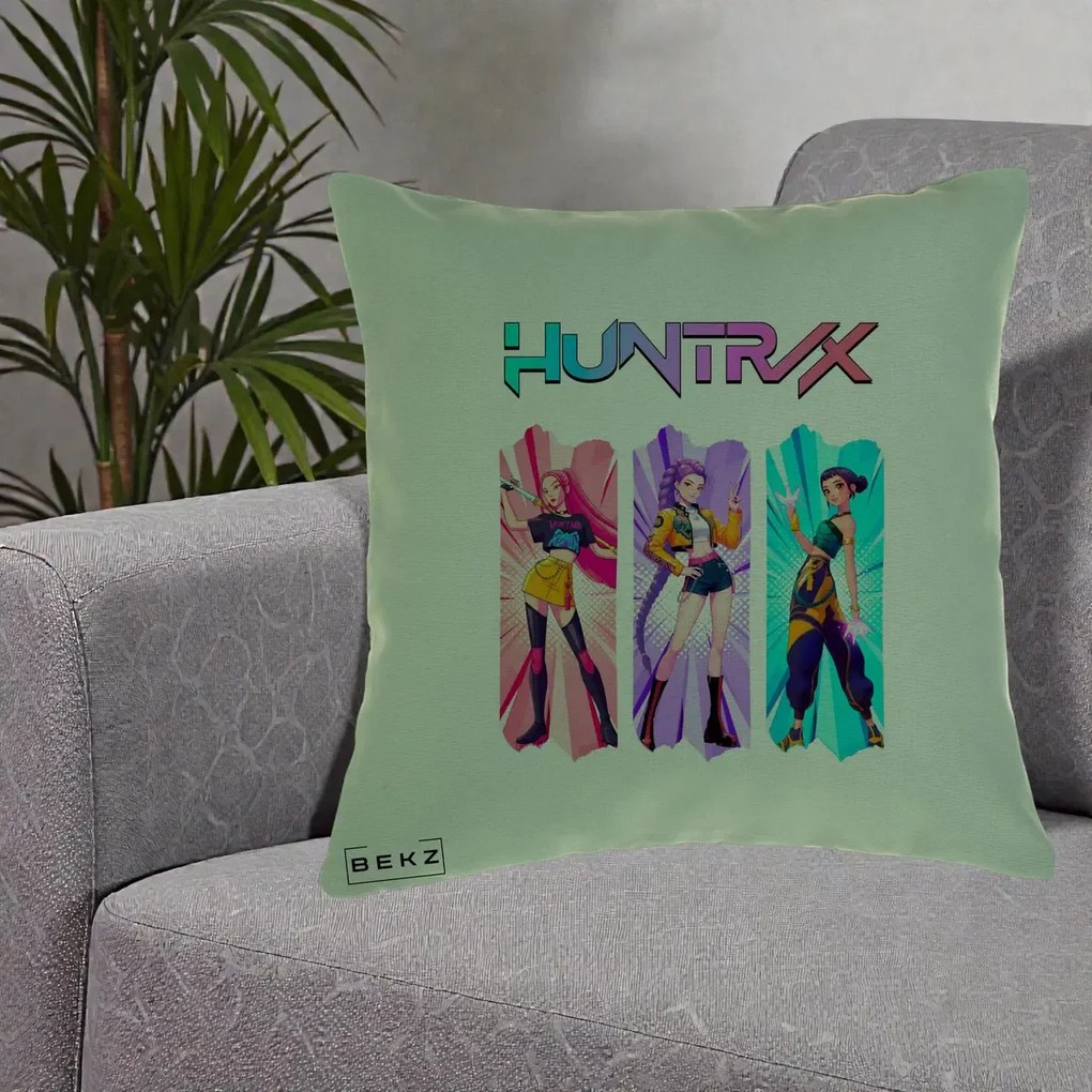 Perna Personalizata K-pop HUNTRX Trio cu Pisica in Benzi, 40x40 cm, Verde, Husa Detasabila, Perna Inclusa, BEKZ®