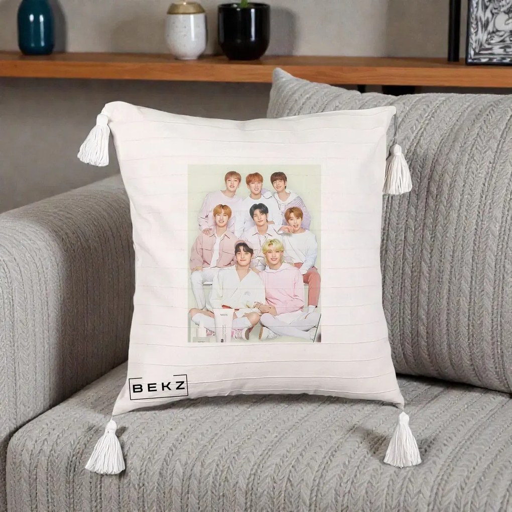Perna Personalizata K-pop Stray Kids Foto Grup Pastel Roz-Alb cu 8 Membrii, 40x40 cm, Bej cu Franjuri, Husa Detasabila, Perna Inclusa, BEKZ®