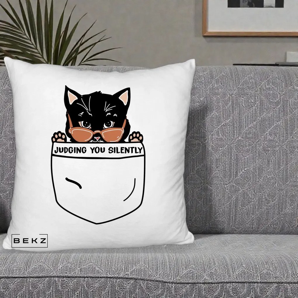 Perna Decorativa Judging You Silently Pisica Buzunar, 40x40 cm, Alb Pufos, Husa Detasabila, Perna Inclusa, BEKZ®