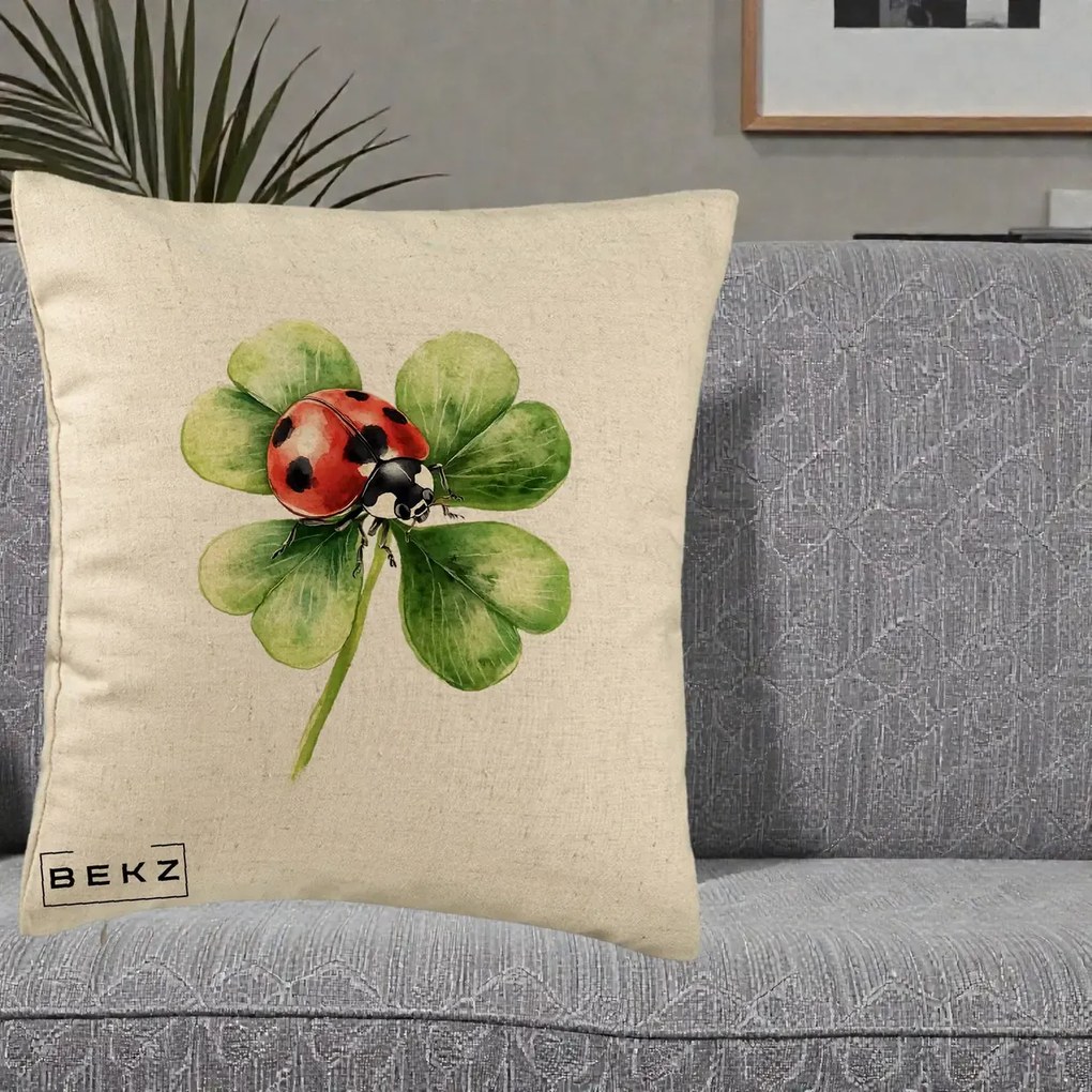 Perna Decorativa Buburuza Norocoasa pe Trifoi cu Patru Foi, 40x40 cm, Bej, Husa Detasabila, Perna Inclusa, BEKZ®