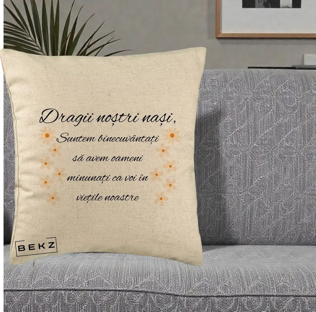 Cadou pentru Nasi - Perna Personalizata Dragii Nostri Nasi Suntem Binecuvantati cu Floricele, 40x40 cm, Bej, Husa Detasabila, Perna Inclusa, BEKZ®
