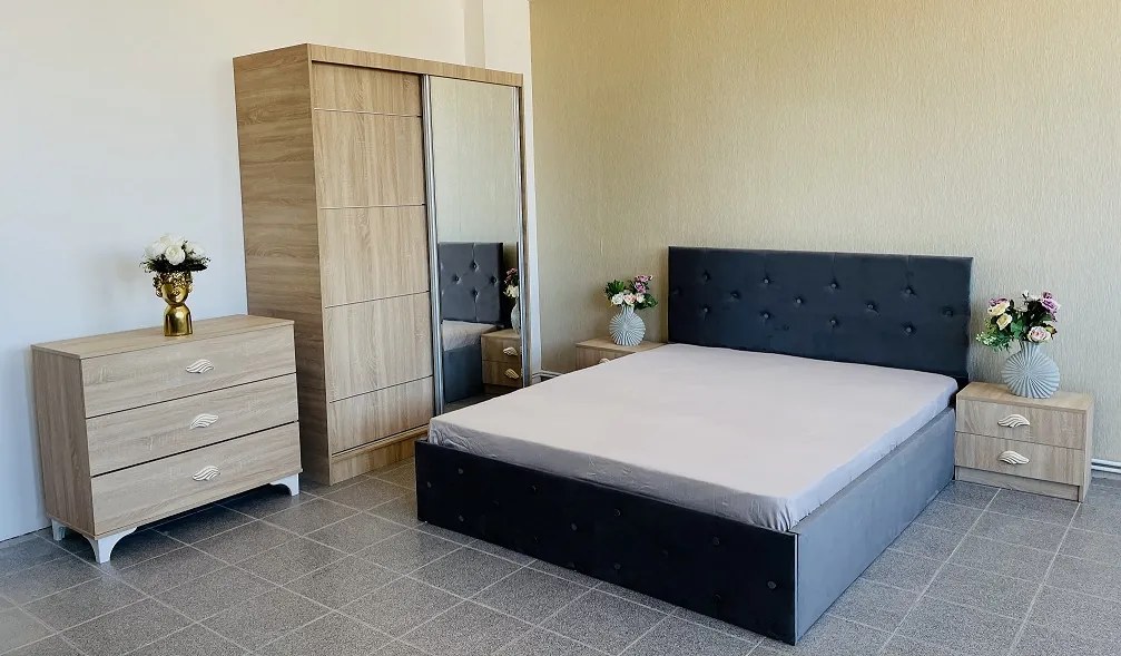 Dormitor Erika / Paris, culoare sonoma / gri, cu pat tapitat 160 x 200 cm, dulap cu oglinda 150 cm, comoda si 2 noptiere