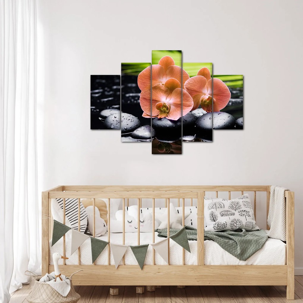 Tablou - Orhidee portocalie cu frunze de palmier (150x105 cm)