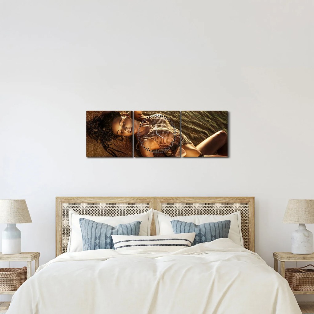 Tablou cu femeia întinsă pe plajă (cu ceas) (90x30 cm)