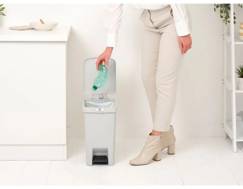 Coș cu pedală Brabantia StepUp 1008480, 16 L, Materiale ecologice, Deschidere mare, Gri deschis