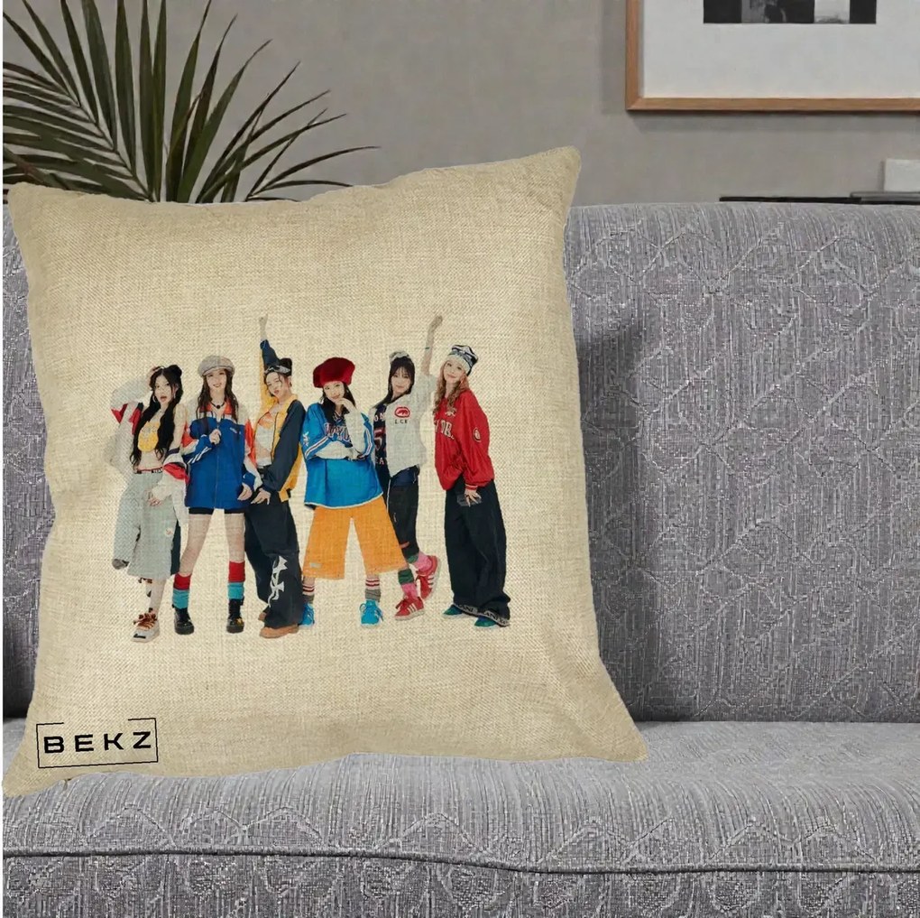 Perna Personalizata Grup K-pop Fete in Picioare Foto, 40x40 cm, Crem, Husa Detasabila, Perna Inclusa, BEKZ®