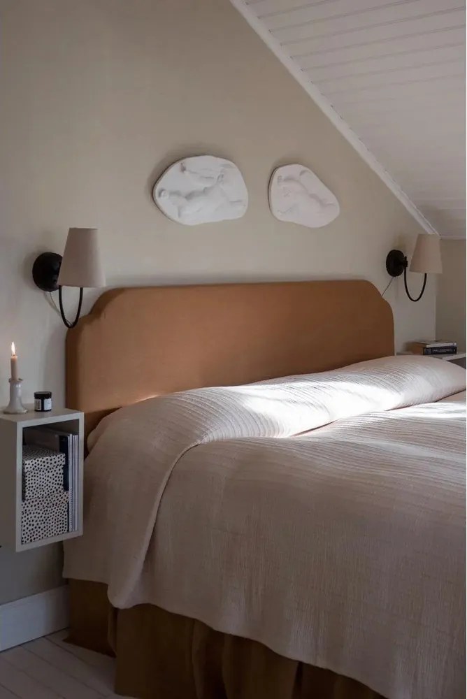 Aplică de perete neagră-bej cu alimentare la priză Amar – Markslöjd