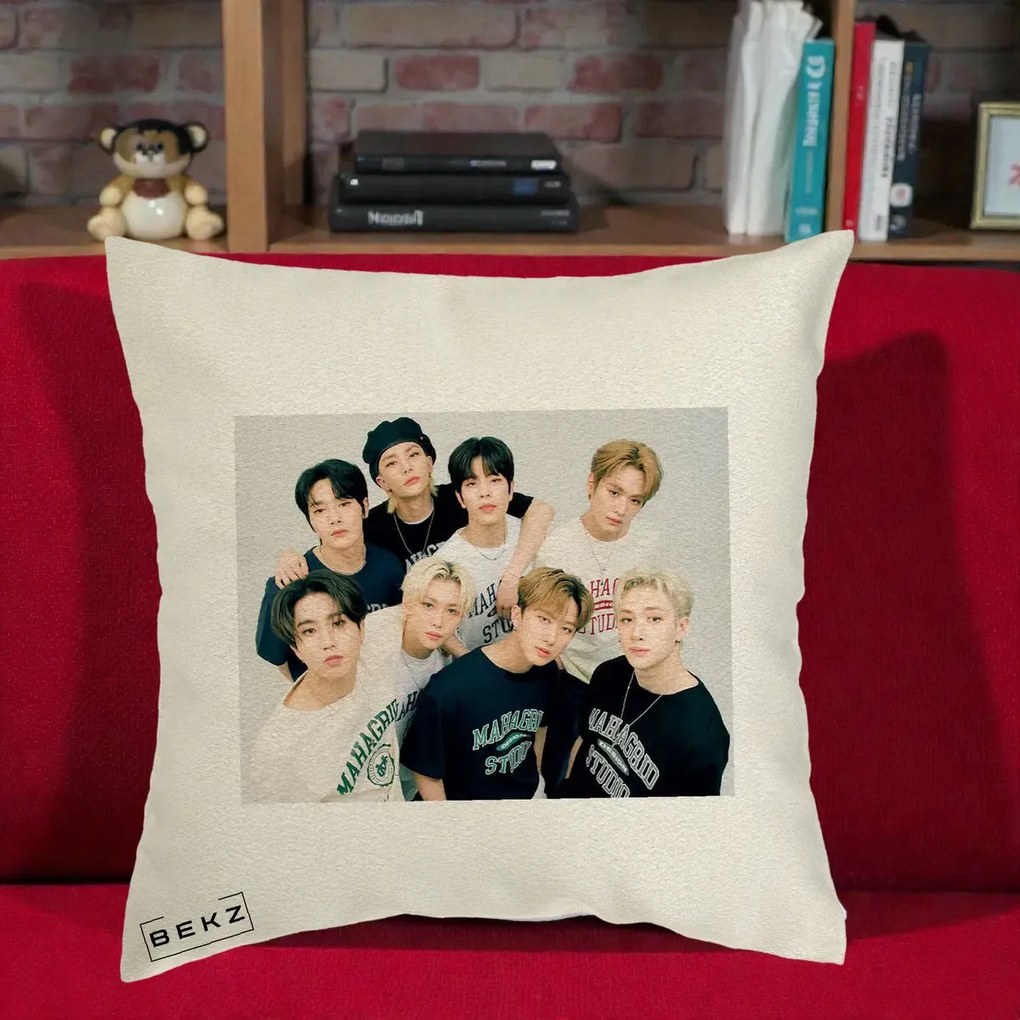 Perna Personalizata K-pop Stray Kids Foto Grup Text, 40x40 cm, Ecru, Husa Detasabila, Perna Inclusa, BEKZ®