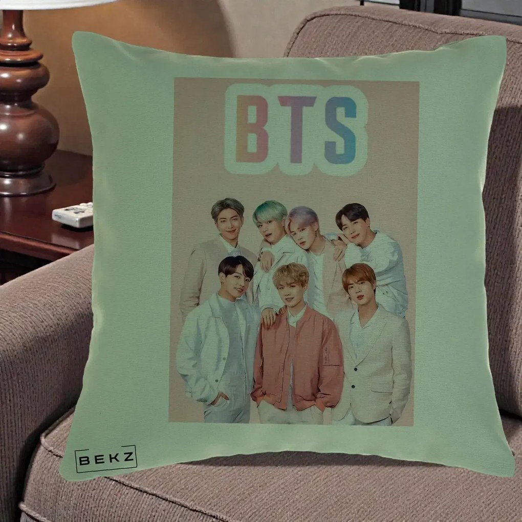Perna Personalizata K-pop BTS Foto Grup cu BTS si Fond Roz Pastel, 40x40 cm, Verde, Husa Detasabila, Perna Inclusa, BEKZ®