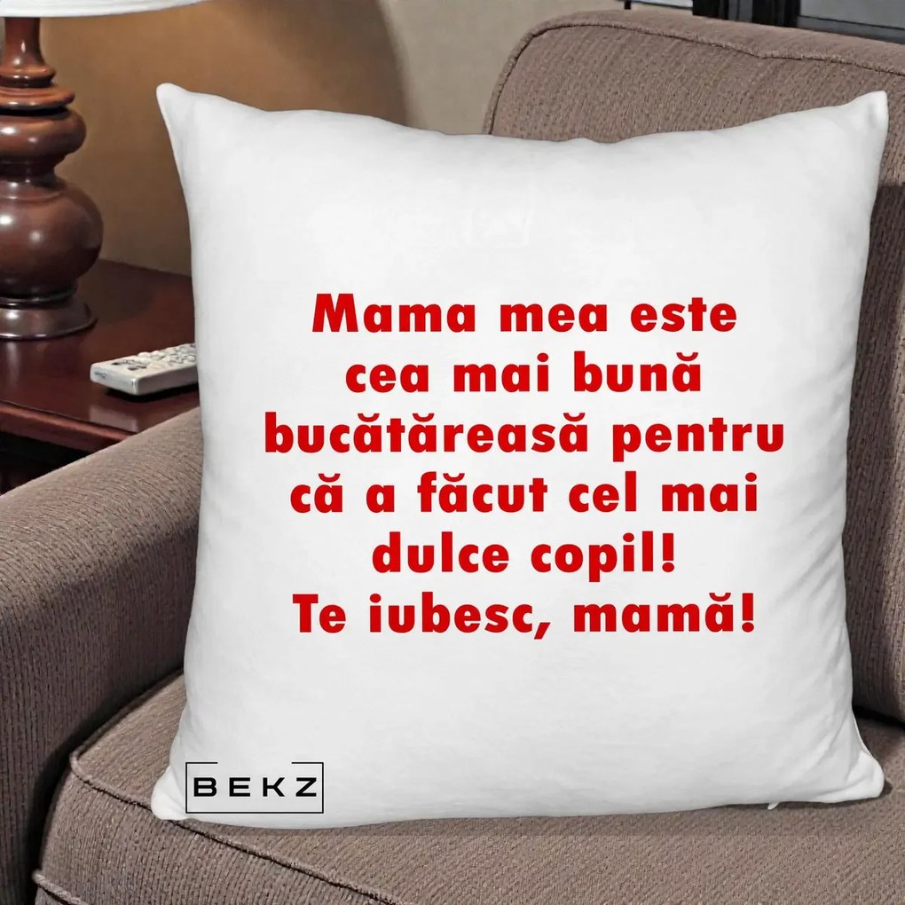 Cadou pentru Mama - Perna Personalizata Mama cea Mai Buna Bucatareasa, 40x40 cm, Alb Pufos, Husa Detasabila, Perna Inclusa, BEKZ®