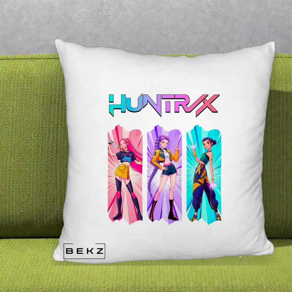 Perna Personalizata K-pop HUNTRX Trio cu Pisica in Benzi, 40x40 cm, Alb Pufos, Husa Detasabila, Perna Inclusa, BEKZ®