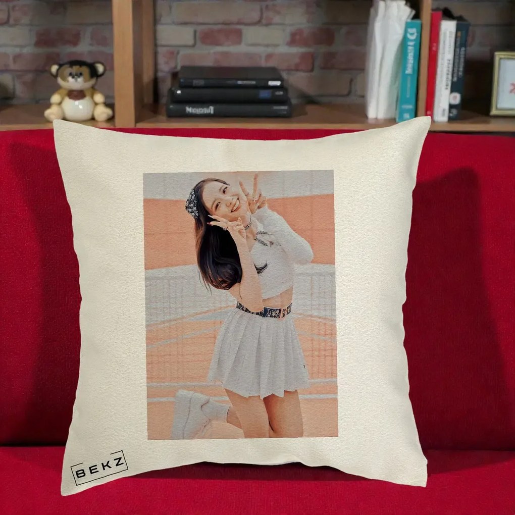 Perna Personalizata K-pop BLACKPINK Nayeon/Jisoo Tenis Alb, 40x40 cm, Ecru, Husa Detasabila, Perna Inclusa, BEKZ®