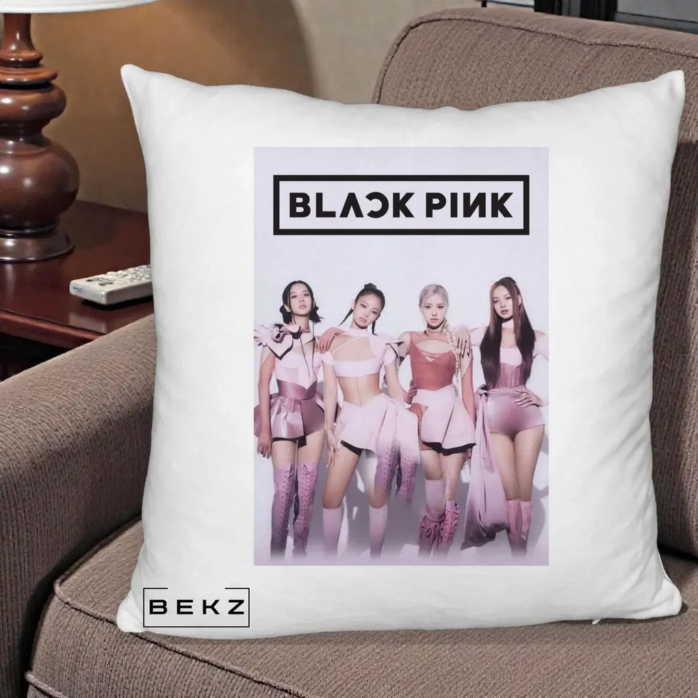 Perna Personalizata K-pop BLACKPINK Poster Roz Tinute Coordonate, 40x40 cm, Alb Pufos, Husa Detasabila, Perna Inclusa, BEKZ®