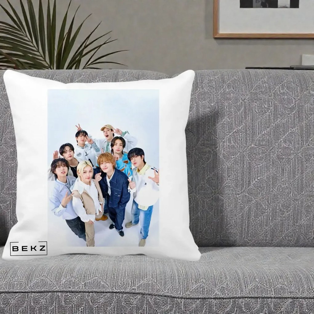 Perna Personalizata K-pop Stray Kids Foto Grup Alb cu 8 Membrii de Sus, 40x40 cm, Alba Mata, Husa Detasabila, Perna Inclusa, BEKZ®