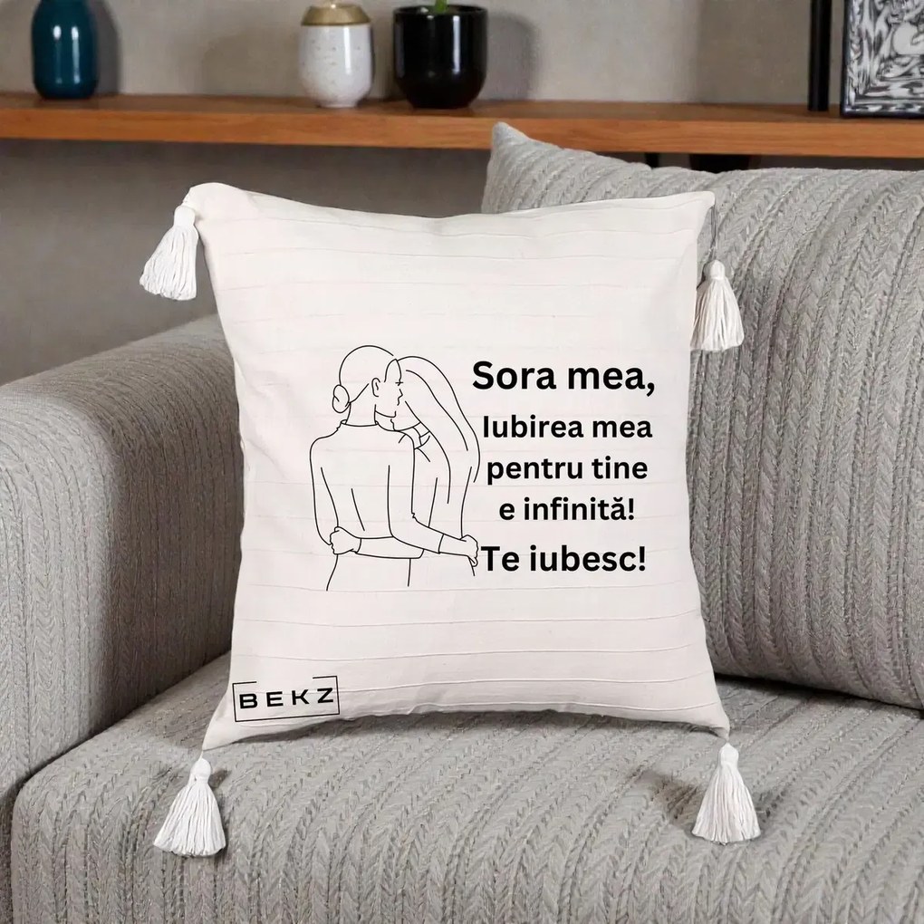 Cadou pentru Sora - Perna Personalizata Sora Mea Te Iubesc Imbratisare din Spate Line Art, 40x40 cm, Bej cu Franjuri, Husa Detasabila, Perna Inclusa, BEKZ®