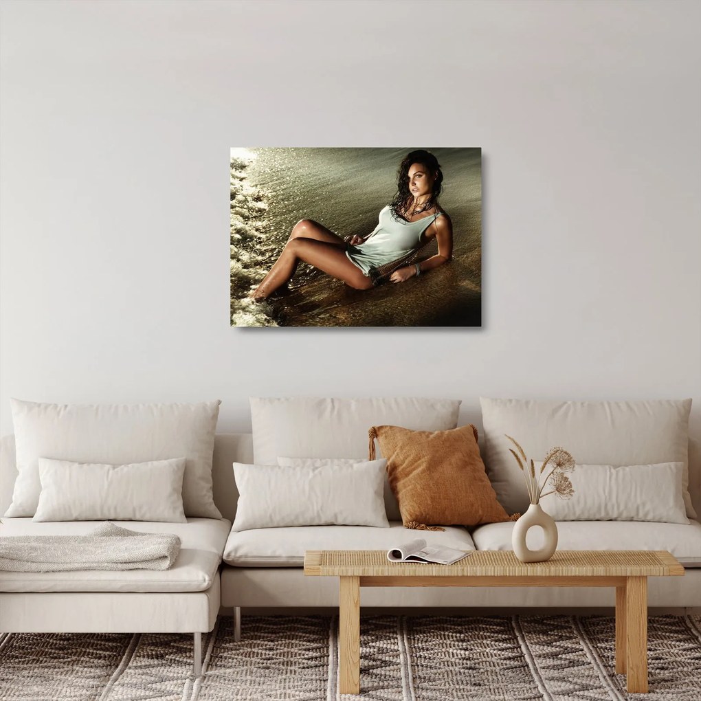 Tablou pe sticlă cu femeie pe plajă (70x50 cm)