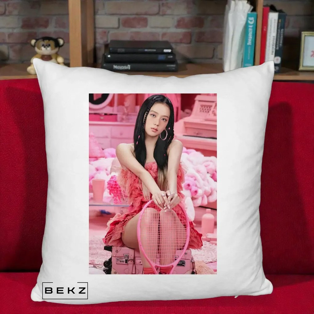 Perna Personalizata K-pop BLACKPINK Jisoo Pink Room, 40x40 cm, Alb Pufos, Husa Detasabila, Perna Inclusa, BEKZ®