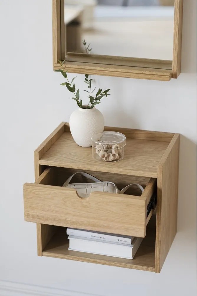 Noptieră în culoare naturală suspendată/cu rafturi din lemn masiv de stejar Hillmond – Rowico