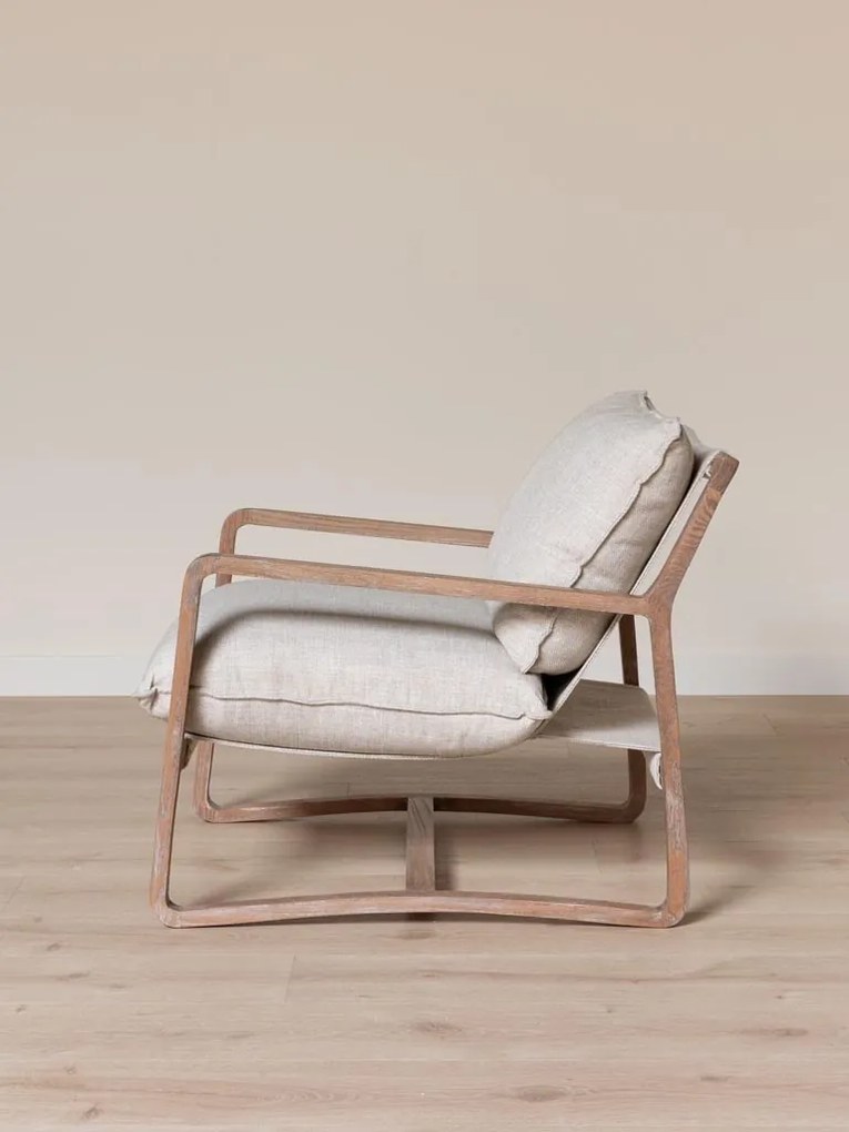 Fotoliu lounge bej din stofă de in organic cu structură din lemn de stejar, „Serene”