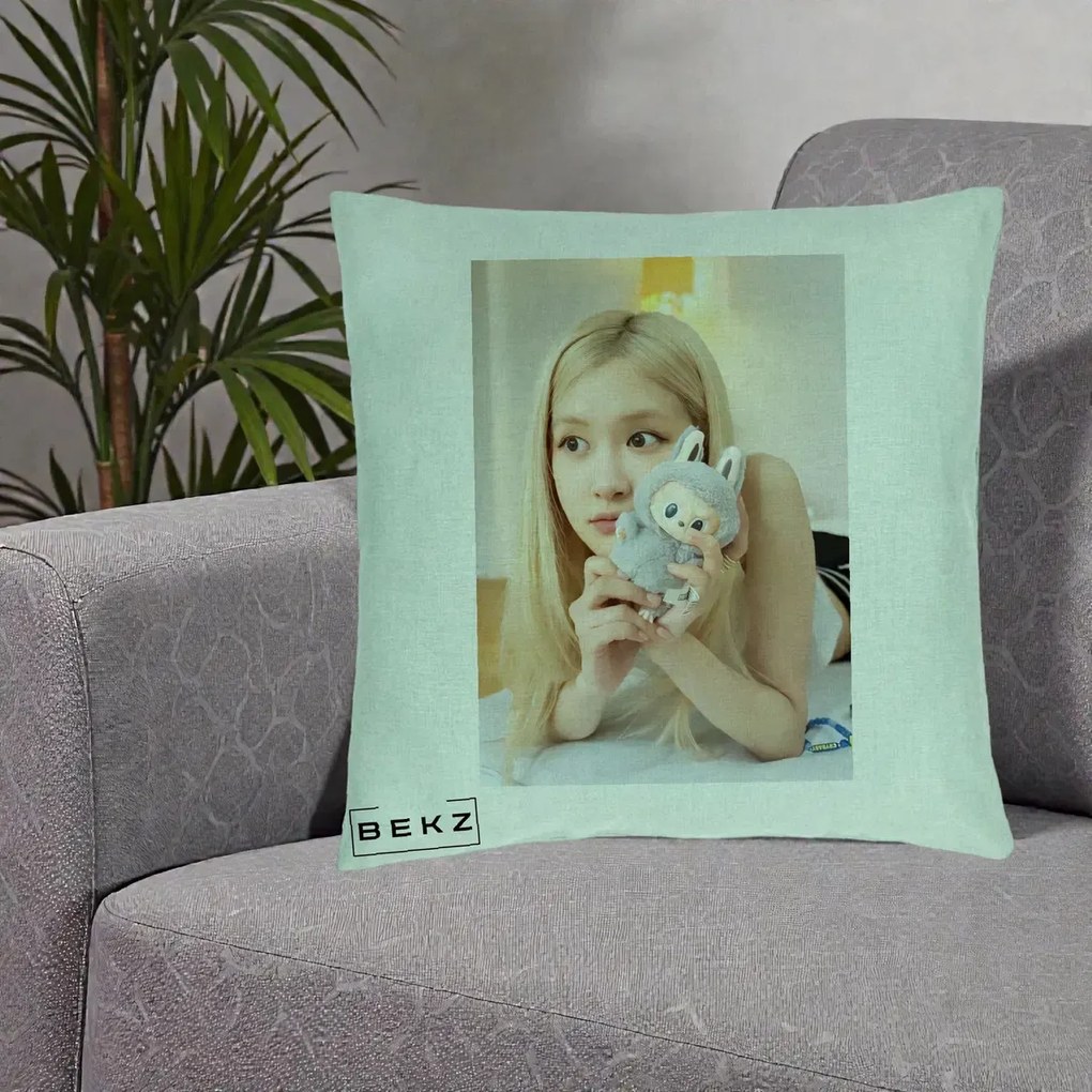 Perna Personalizata K-pop BLACKPINK Rose cu Papusa Iepure, 40x40 cm, Verde Menta, Husa Detasabila, Perna Inclusa, BEKZ®