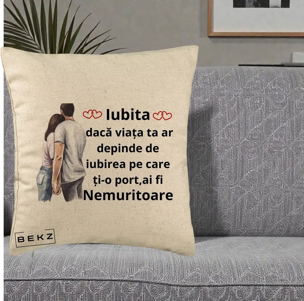 Cadou pentru Iubita - Perna Personalizata Iubita Nemuritoare cu Cuplu Acuarela Roz si Inimi, 40x40 cm, Bej, Husa Detasabila, Perna Inclusa, BEKZ®