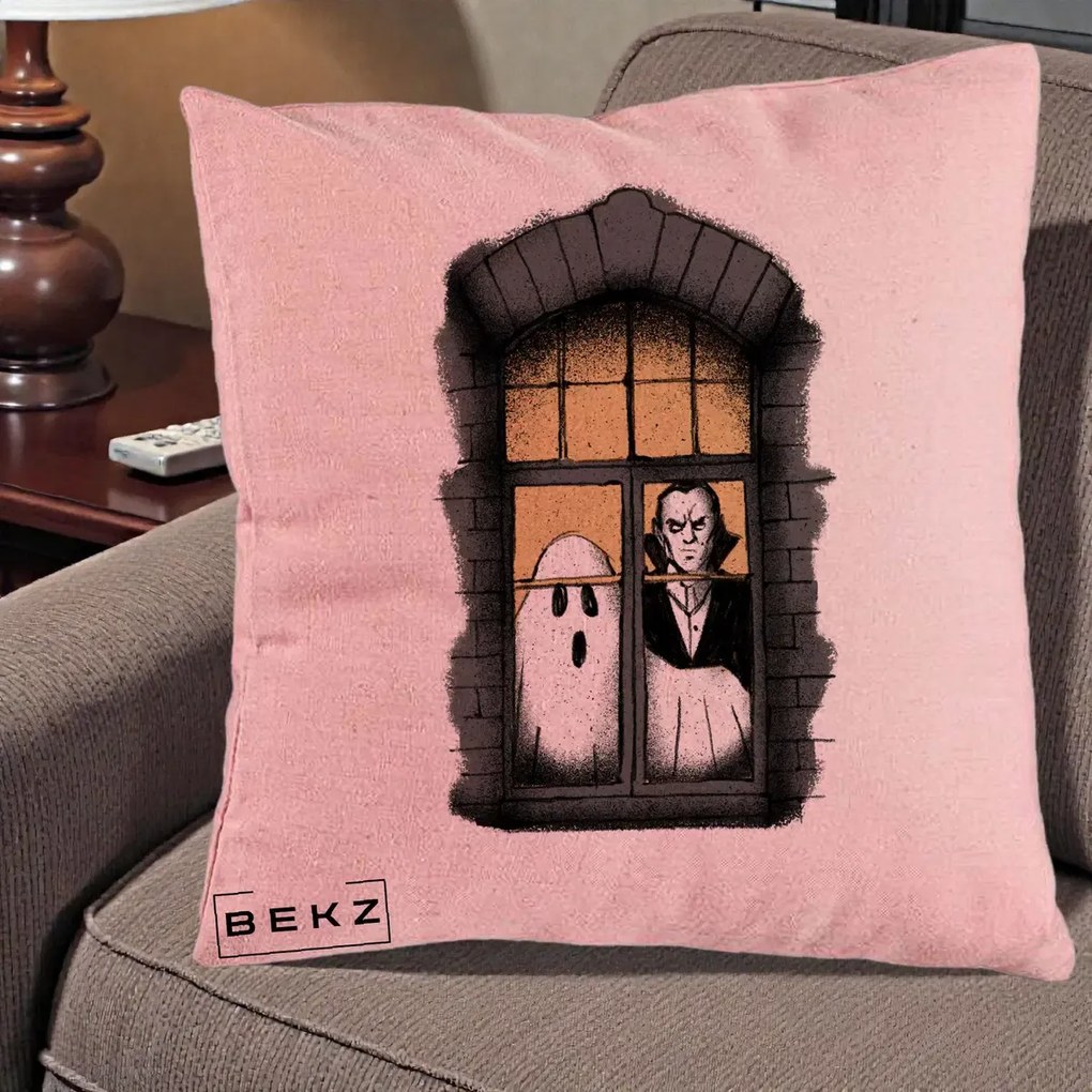 Perna Decorativa Halloween Fantoma si Dracula la Fereastra, 40x40 cm, Roz, Husa Detasabila, Perna Inclusa, BEKZ®