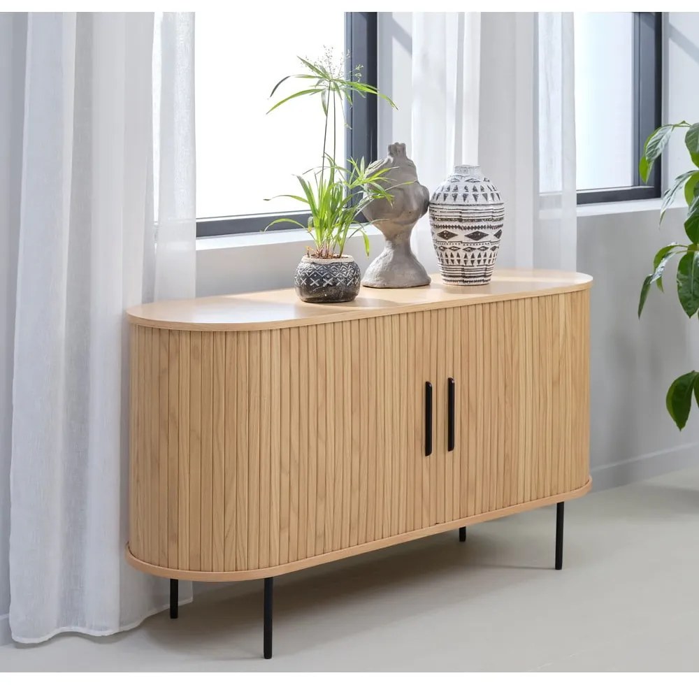 Comodă în culoare naturală joasă cu aspect de lemn de stejar cu ușă glisantă 140x76 cm Nola – Unique Furniture