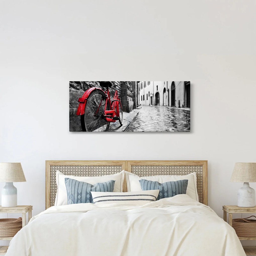 Tablou - Bicicleta roșie pe o stradă pavată (120x50 cm)