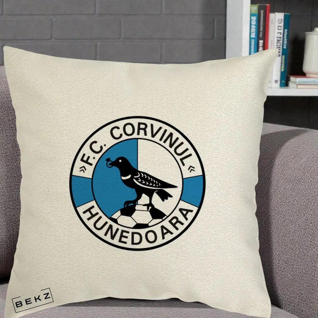 Perna Personalizata FC Corvinul Hunedoara Fotbal, 40x40 cm, Ecru, Husa Detasabila, Perna Inclusa, BEKZ®