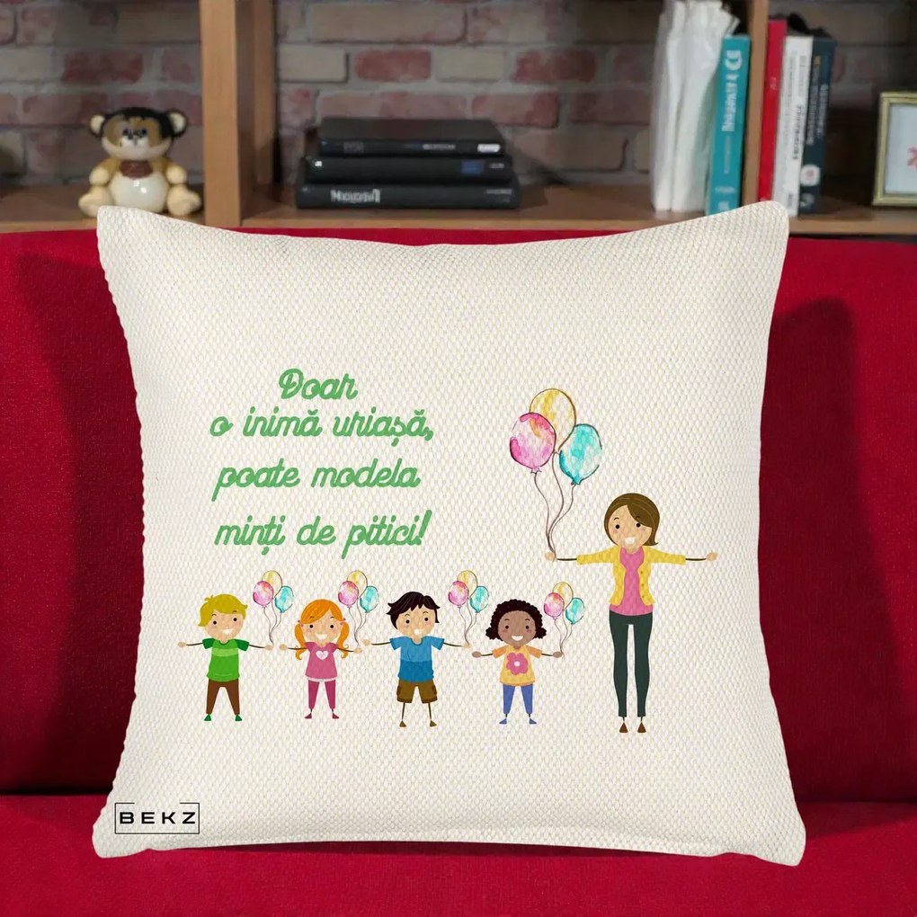 Cadou pentru Educatoare - Perna Personalizata Doar o Inima Uriasa poate Modela Minti de Pitici cu Educatoare si Baloane, 40x40 cm, Crem Reliefat, Husa Detasabila, Perna Inclusa, BEKZ®