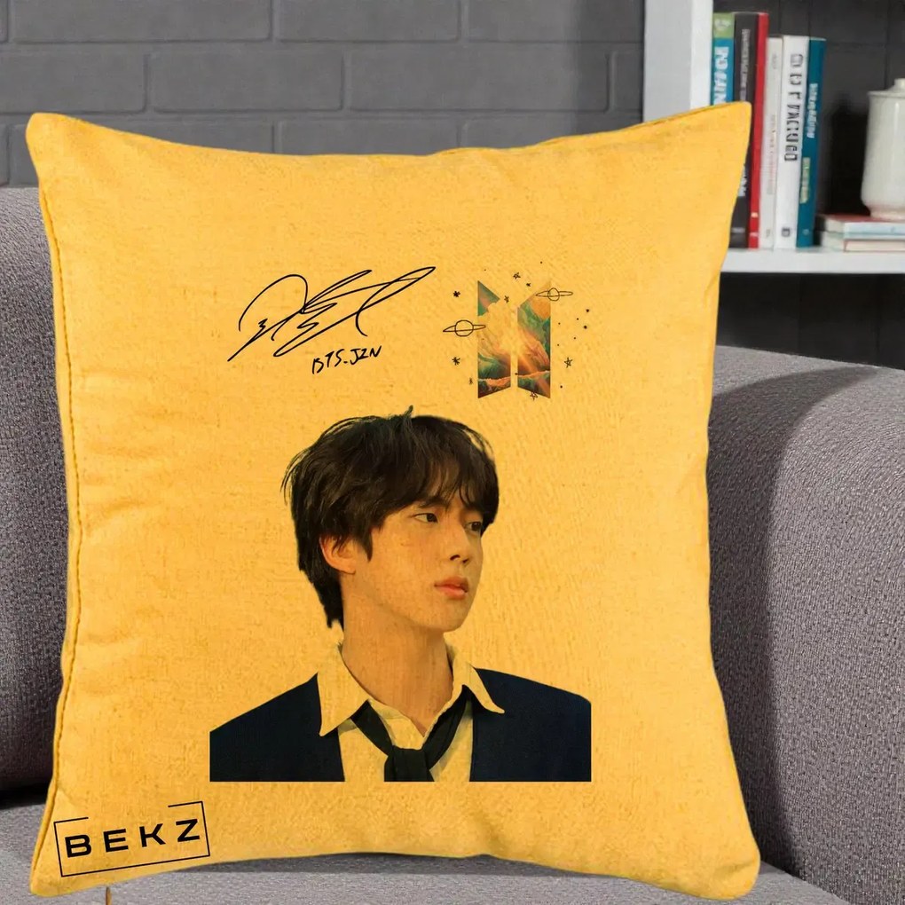 Perna Personalizata K-pop BTS Jin Portret Tinuta Albastra Autograf, 40x40 cm, Galben, Husa Detasabila, Perna Inclusa, BEKZ®