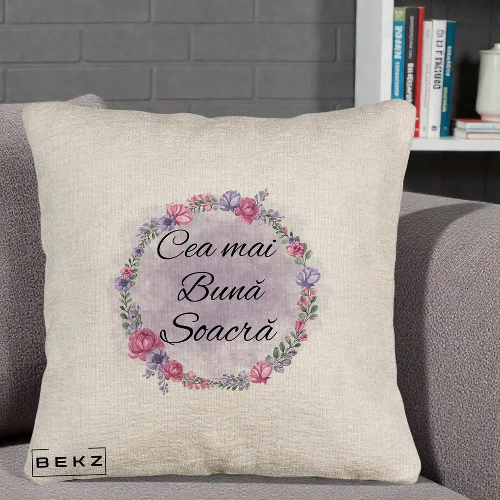 Cadou pentru Soacra - Perna Personalizata Cea mai Buna Soacra cu Coronita Flori Roz si Mov, 40x40 cm, Bej Canapea, Husa Detasabila, Perna Inclusa, BEKZ®