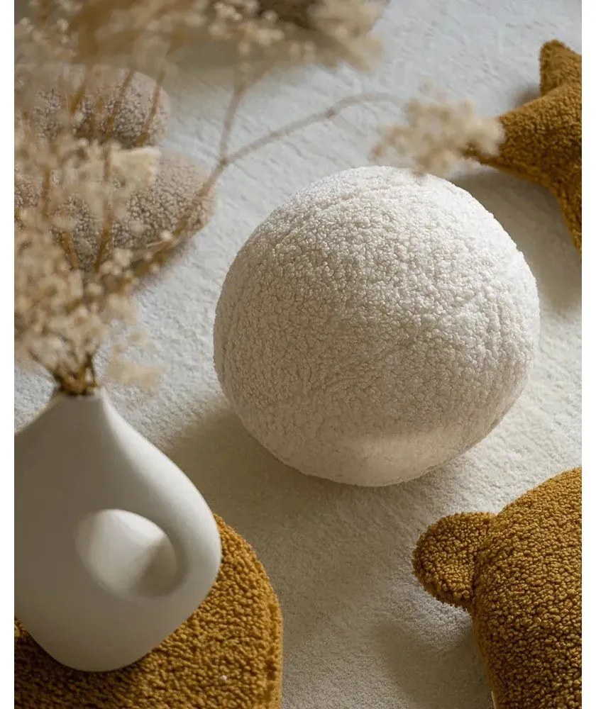 Pernă decorativă pentru copii crem cu tapițerie din țesătură bouclé Ball – Wigiwama