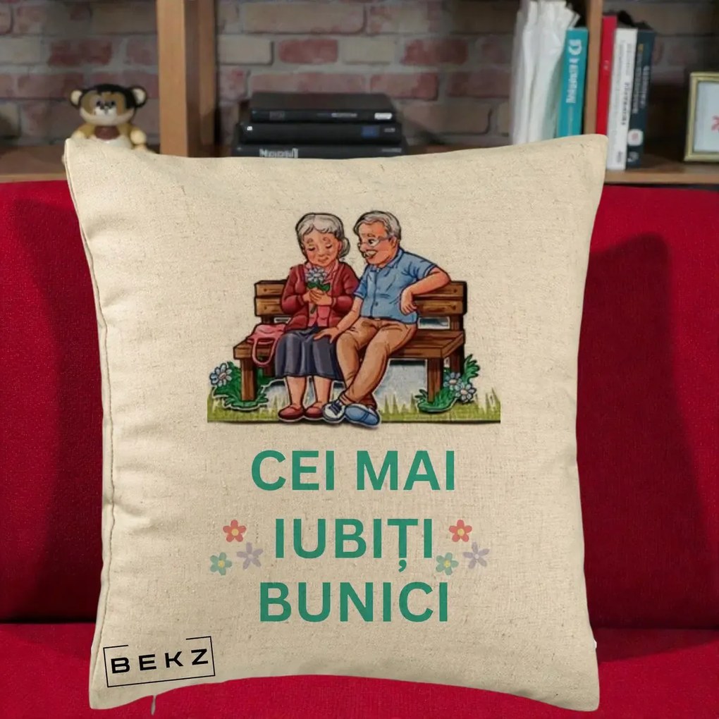 Cadou pentru Bunici - Perna Personalizata Cei Mai Iubiti Bunici Cuplu pe Banca Ilustratie, 40x40 cm, Bej, Husa Detasabila, Perna Inclusa, BEKZ®