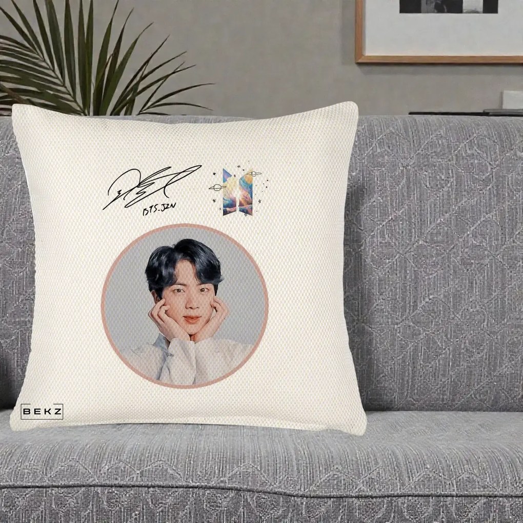 Perna Personalizata K-pop BTS Jin Portret cu Autograf, 40x40 cm, Crem Reliefat, Husa Detasabila, Perna Inclusa, BEKZ®