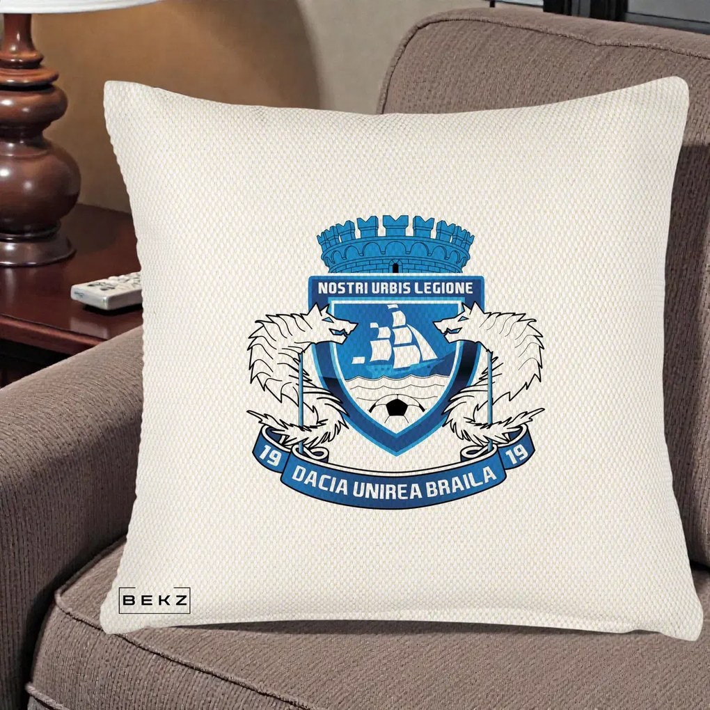 Perna Personalizata Dacia Unirea Braila 1919 Fotbal, 40x40 cm, Crem Reliefat, Husa Detasabila, Perna Inclusa, BEKZ®
