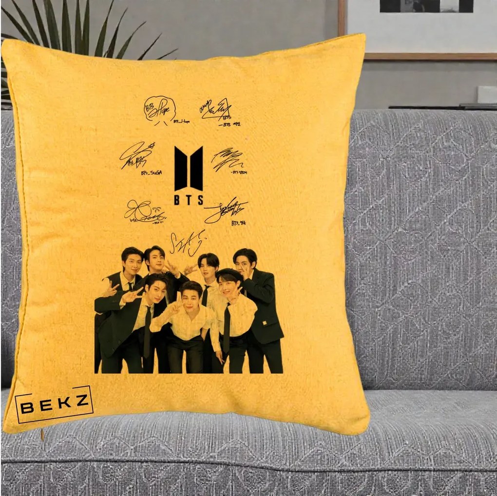 Perna Personalizata K-pop BTS Autografe Toti Membrii cu Fotografie, 40x40 cm, Galben, Husa Detasabila, Perna Inclusa, BEKZ®