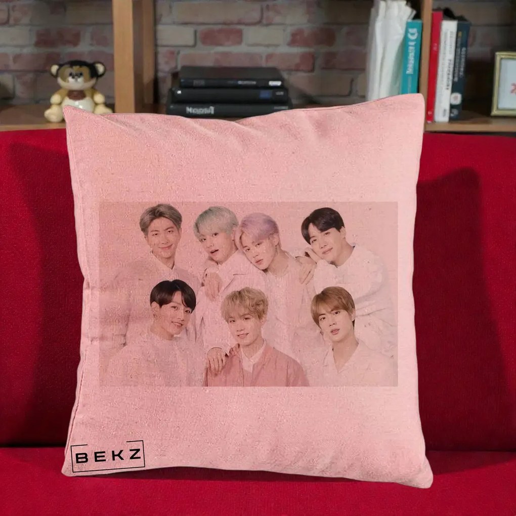 Perna Personalizata K-pop BTS Foto Grup Landscape Pastel, 40x40 cm, Roz, Husa Detasabila, Perna Inclusa, BEKZ®