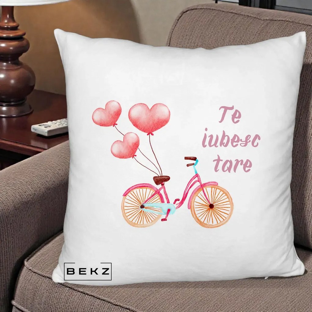 Perna Decorativa Te Iubesc Tare cu Bicicleta Roz si Baloane Inima, 40x40 cm, Alb Pufos, Husa Detasabila, Perna Inclusa, BEKZ®