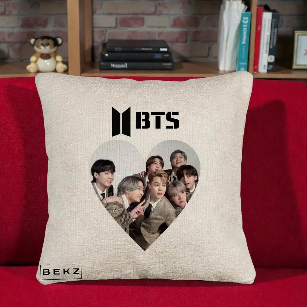 Perna Personalizata K-pop BTS Grup Fotografie in Inima, 40x40 cm, Bej Canapea, Husa Detasabila, Perna Inclusa, BEKZ®