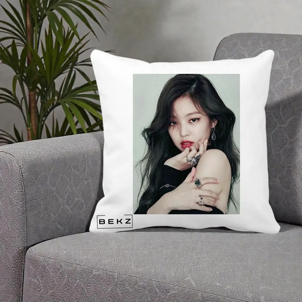 Perna Personalizata K-pop BLACKPINK Jennie Editorial Negru cu Inele, 40x40 cm, Alba Mata, Husa Detasabila, Perna Inclusa, BEKZ®
