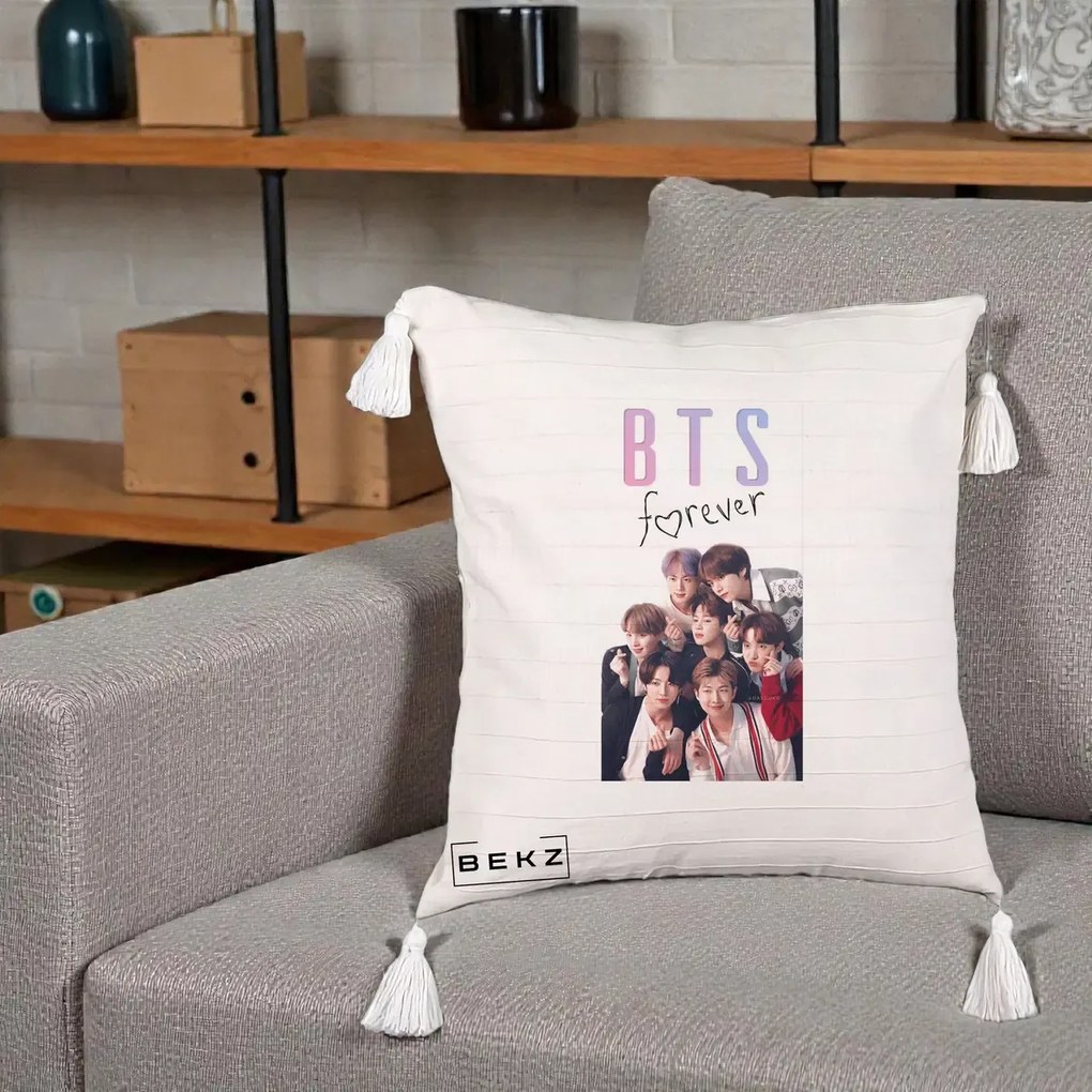Perna Personalizata K-pop BTS Forever cu Foto Grup Negru, 40x40 cm, Bej cu Franjuri, Husa Detasabila, Perna Inclusa, BEKZ®