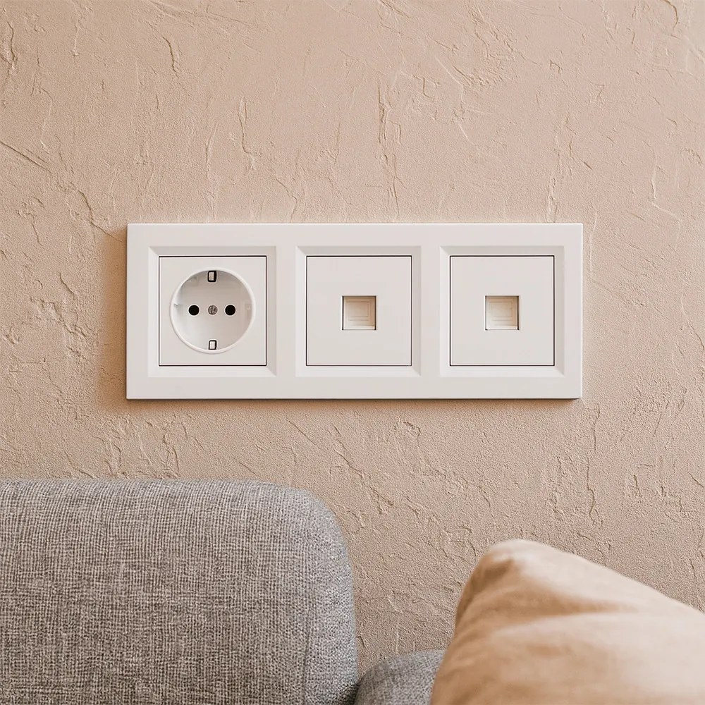 Priză cu împământare Nova III cu doi conectori UTP și cadru alb