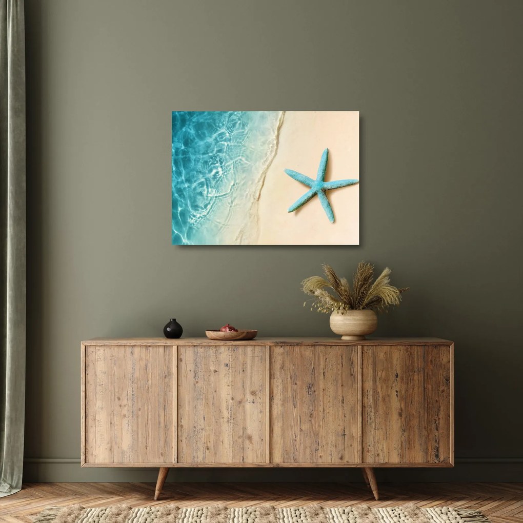 Tablou pe sticlă - Stea de mare pe plajă (70x50 cm)