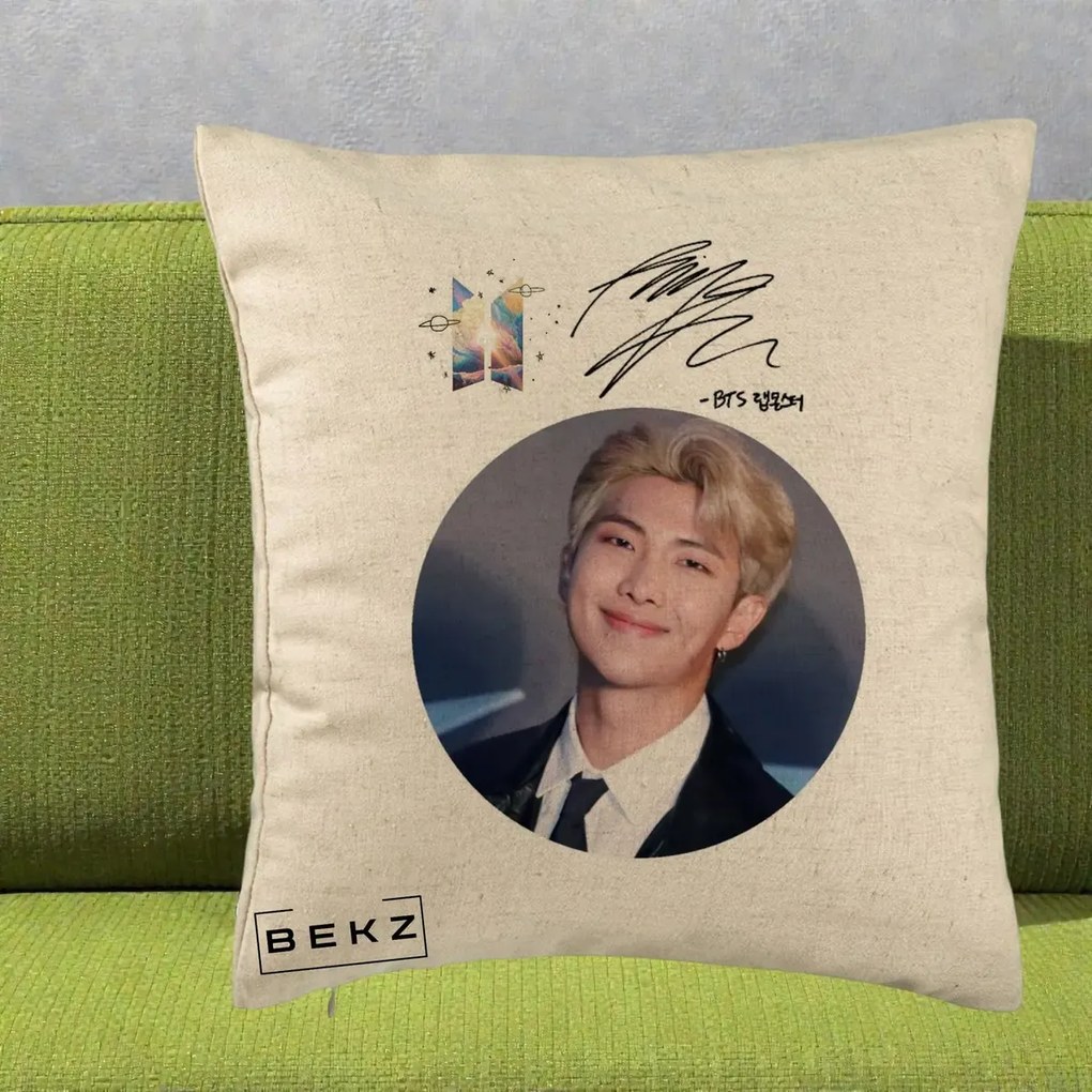 Perna Personalizata K-pop BTS RM Namjoon Portret Cerc cu Autograf, 40x40 cm, Bej, Husa Detasabila, Perna Inclusa, BEKZ®