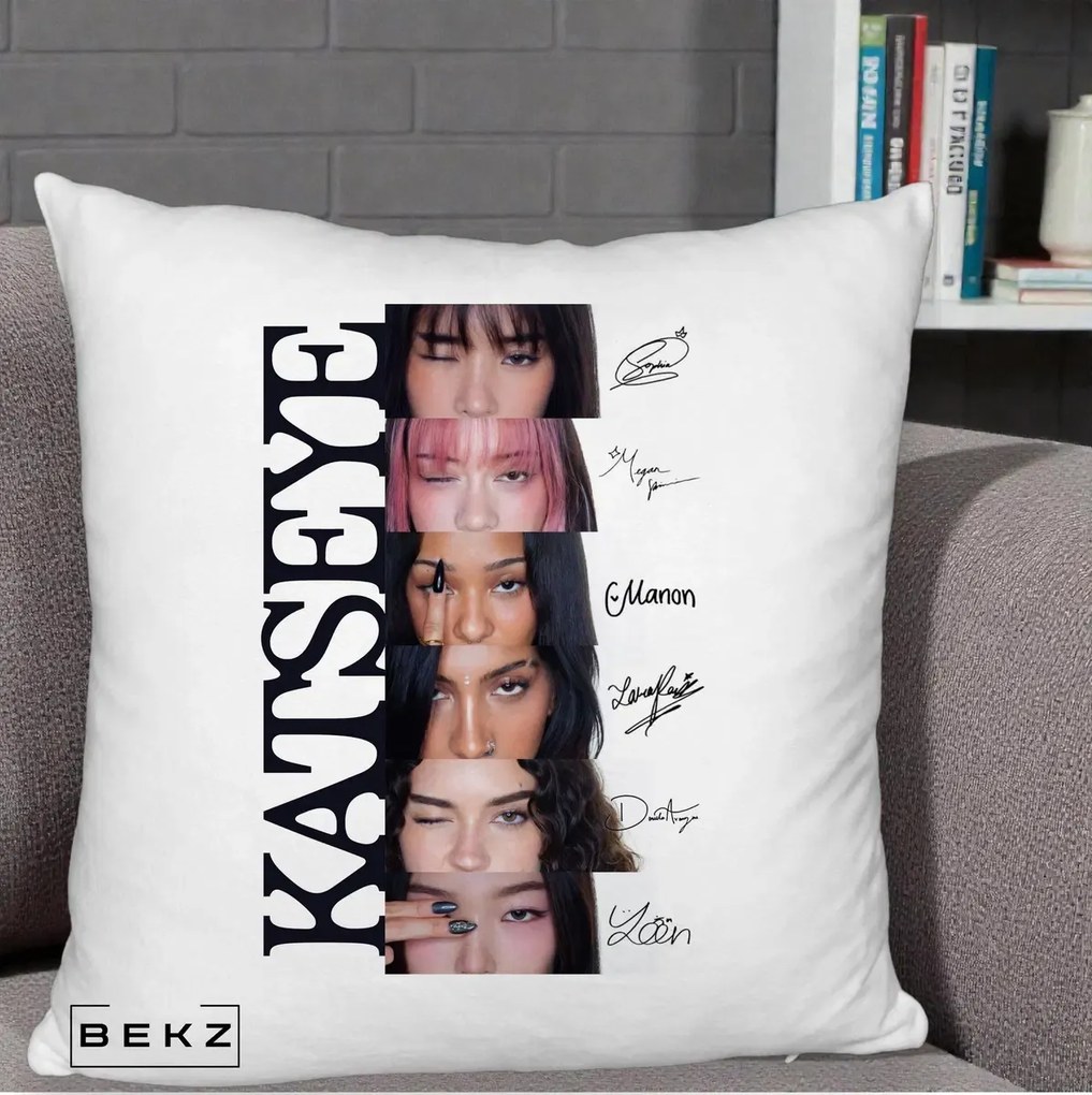 Perna Personalizata K-pop KATSEYE Semnaturi Membre Foto, 40x40 cm, Alb Pufos, Husa Detasabila, Perna Inclusa, BEKZ®